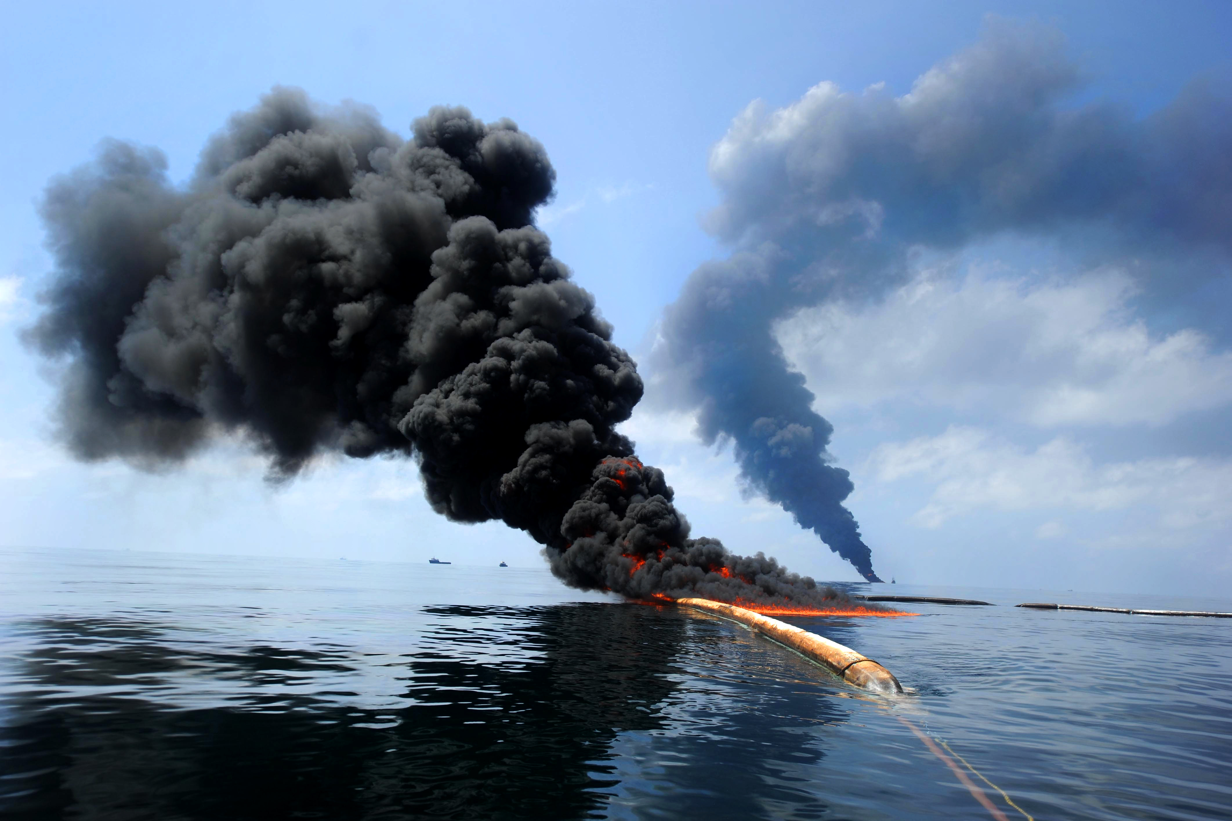 Влияние добычи нефти на окружающую среду. Разлив нефти в мексиканском заливе. Разлив нефти в мексиканском заливе 2010. Deepwater Horizon разлив. Взрыв нефтяной платформы Deepwater Horizon.